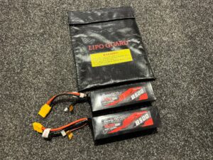 2x gens ace 8500mah 14.8v 60c 120c 4s1p pvc hardcase lipo met xt90 stekker ideaal voor traxxas x maxx 8s en traxxas xrt 8s (gebruikt maar in orde) met lipo zak!