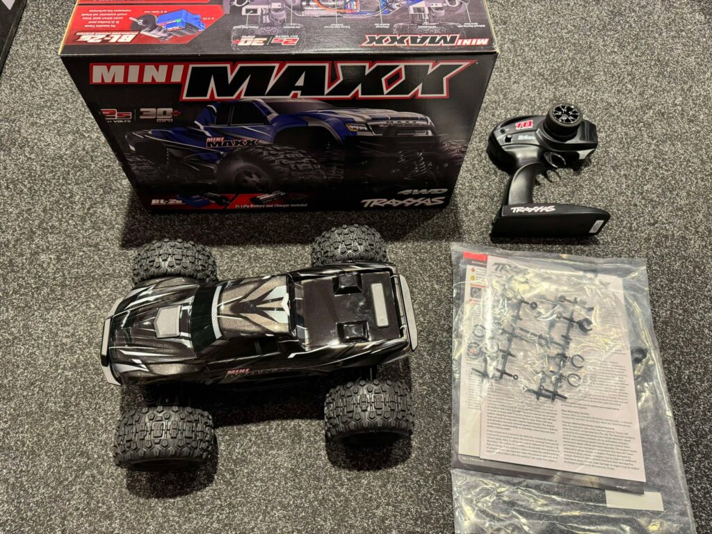 traxxas mini maxx bl 2s monster truck rtr zwart inclusief traxxas 3500mah 2s lipo accu en usb c lader (30 minuten gereden)!