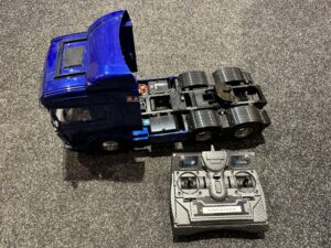 tamiya scania r620 6×4 highline blue edition + carson 6 kanaals zender met ontvanger + 2x power hd servo's + hobbywing regelaar echt als nieuw!