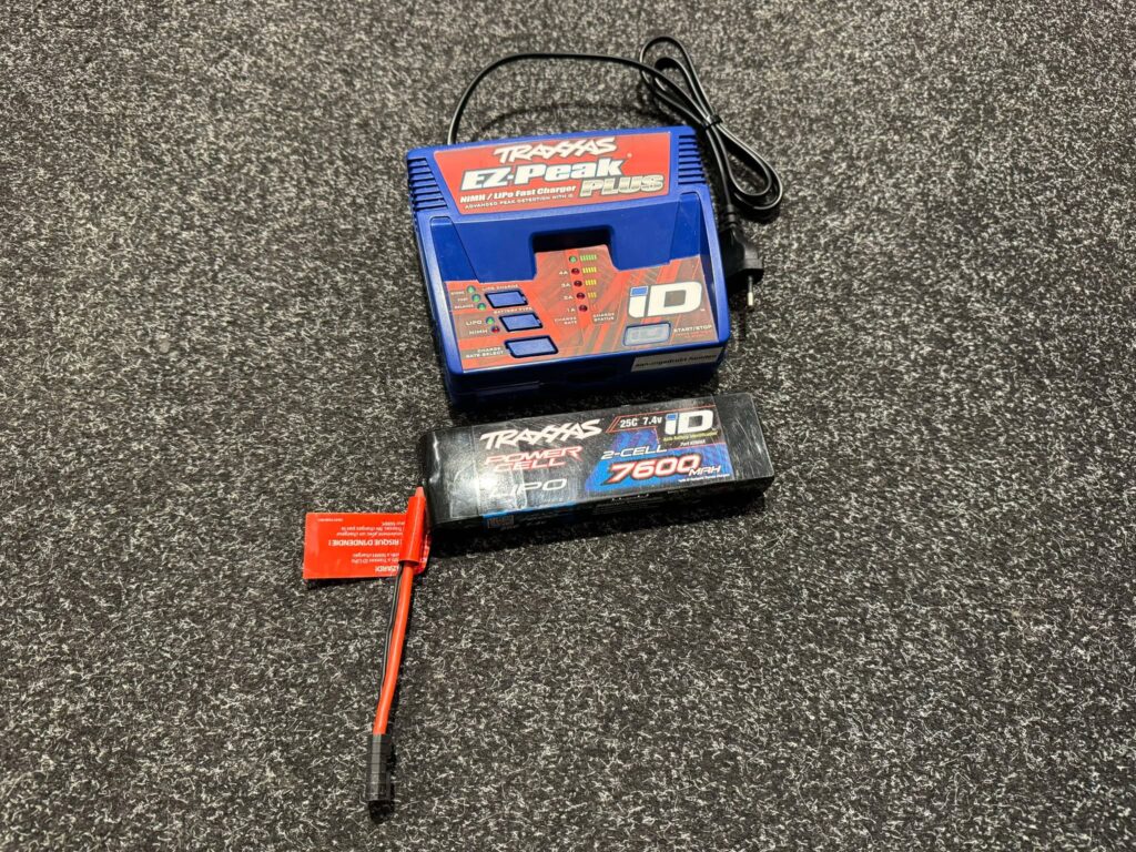 traxxas ez peak plus lader + traxxas 7600mah 2s lipo batterij in een top staat!