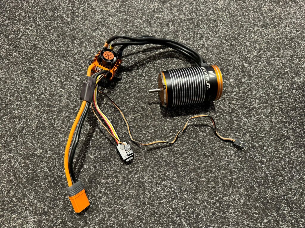 spektrum motor en regelaar (nieuw) komt uit een axial scx6 crawler!