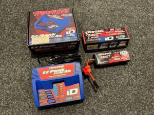 traxxas ez peak plus 2/3/4s lader met traxxas 5000mah 3s lipo batterij in een nette staat!