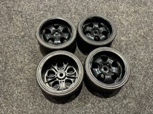 monster truck banden 1/8 onroad met 17mm wielmeenemers helemaal nieuw!