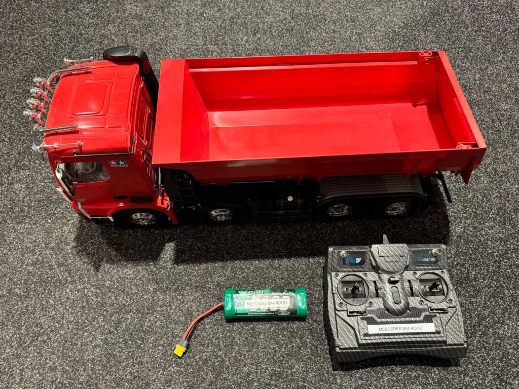 tamiya 1/14 r/c mercedes benz arocs 4151 8×4 tipper truck + servo's + motor met regelaar + 3600mah nimh batterij + tamiya 1/14 rc tipper truck actuator set + carson 6 kanaals zender echt als nieuw!