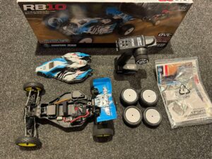 team associated rb10 1/10 buggy rtr blue + extra set schumacher banden echt als nieuw!