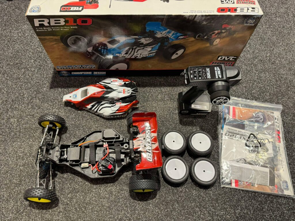 team associated rb10 1/10 buggy rtr red + extra set schumacher banden echt als nieuw!